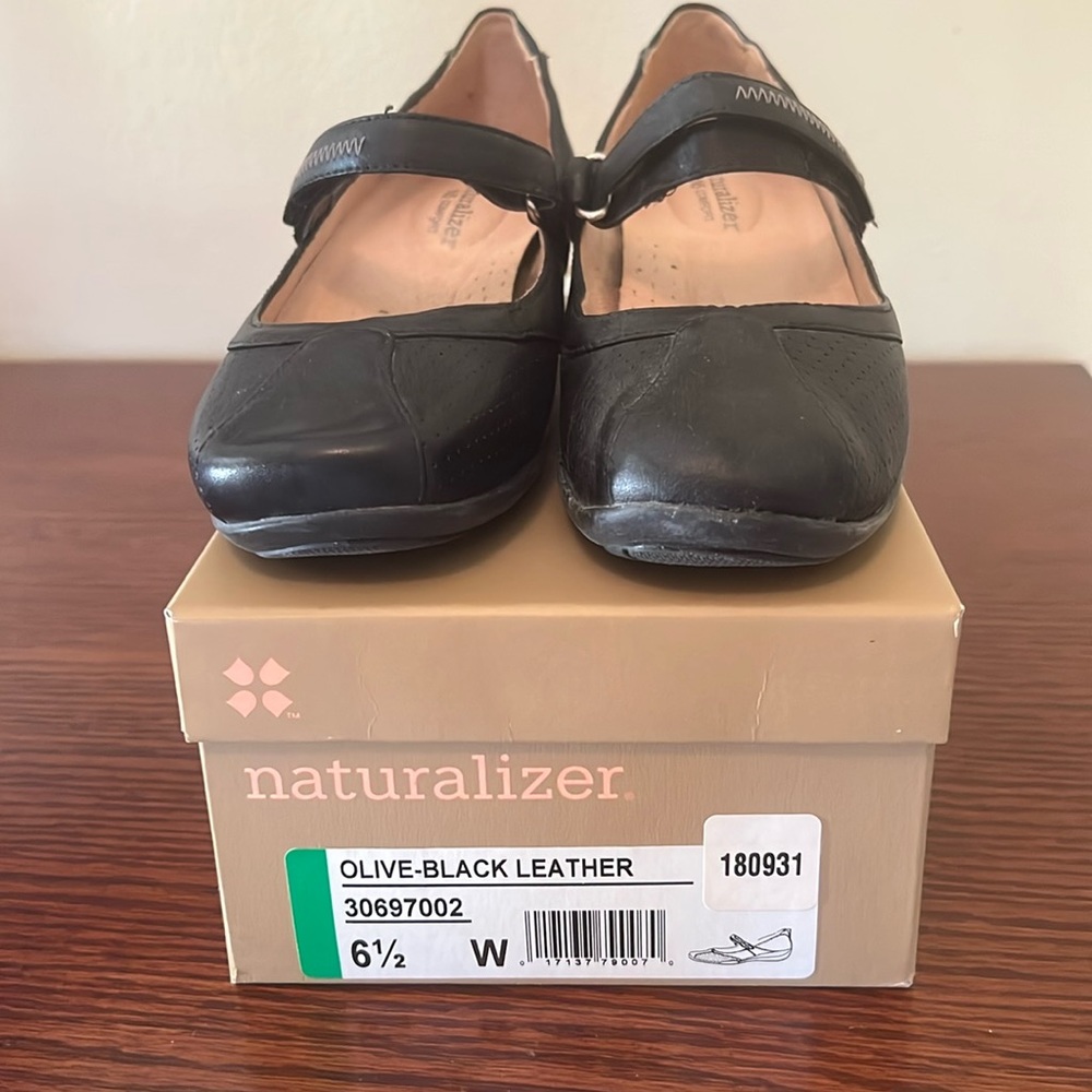 Naturalizer N5 comfort leather shoes.